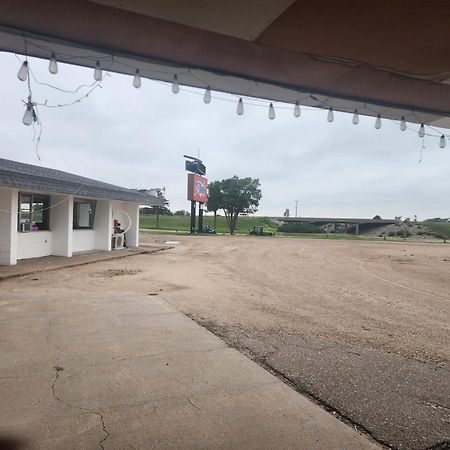 1St Inn By Oyo Quinter Hwy 70 Ks Bagian luar foto